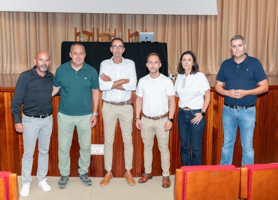 El consejero de Deportes, Juan Monzón, agradeció al cerca del centenar de personas que se interesaron por estas interesantes charlas impartidas por Helio Méndez y Rubén Rodríguez